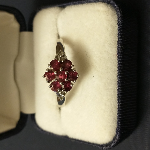 Flower inspired deep ruby red ring - Picture 5 of 14